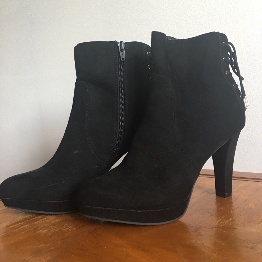 Black heeled boots